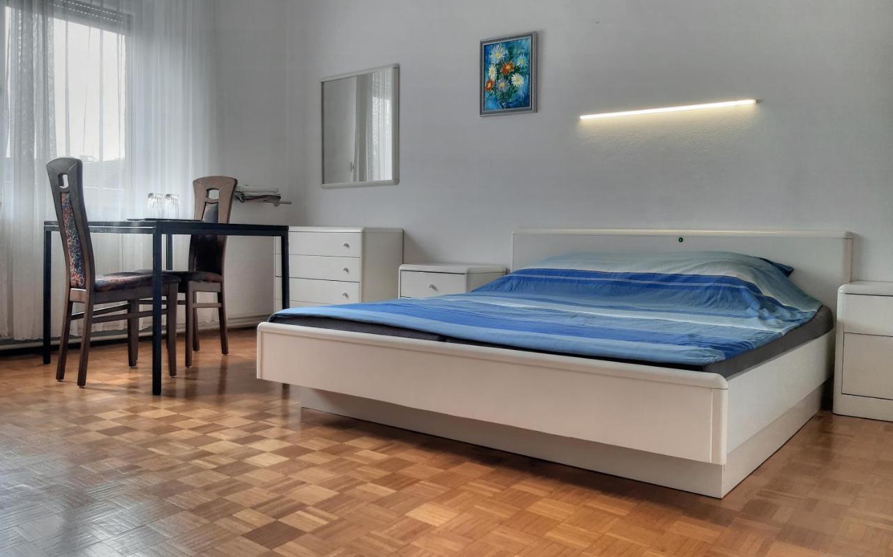 Roomserv Homestay *